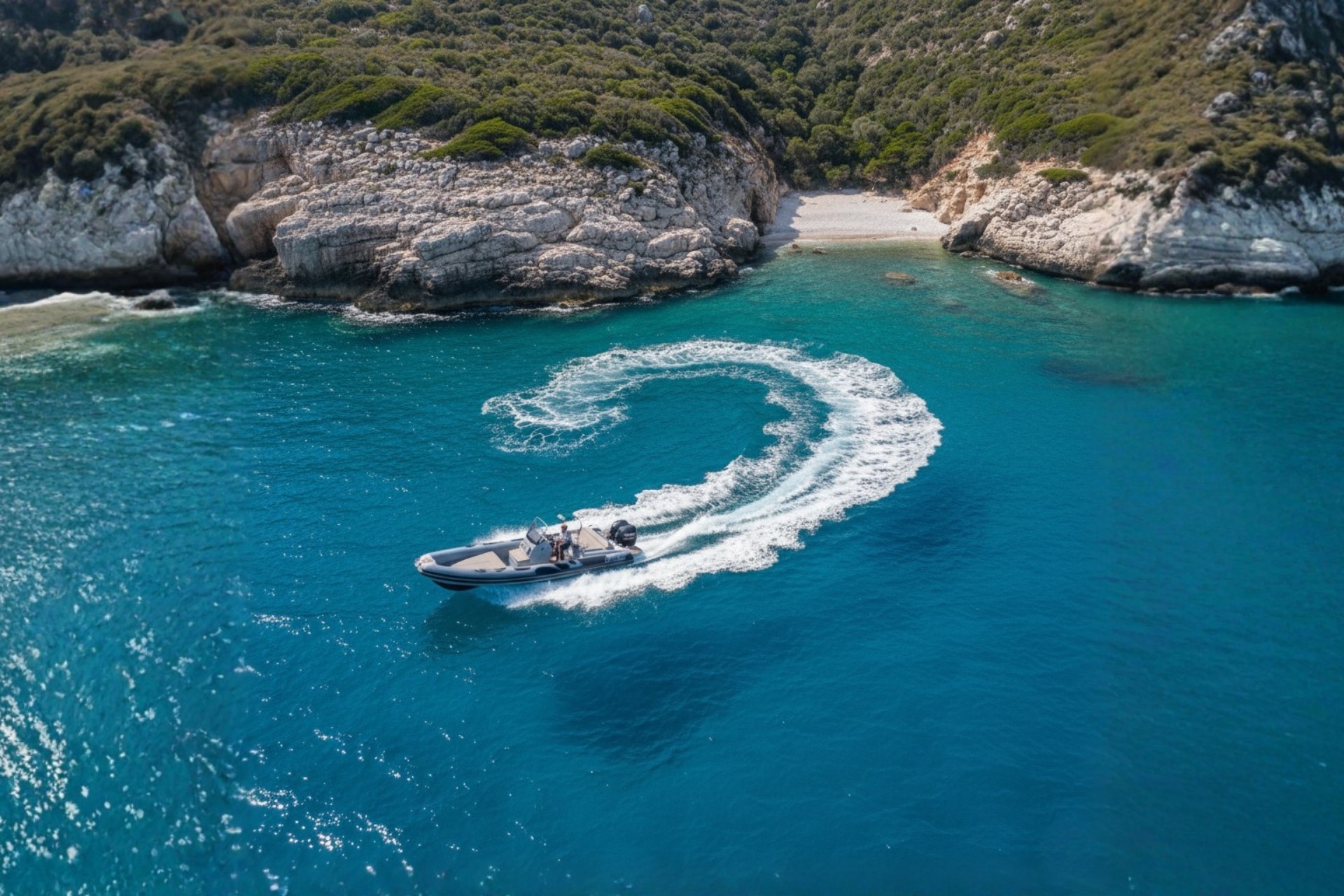 Un gommone della flotta Triton Boat Club in navigazione nel mare di Terracina verso le Isole Pontine